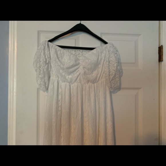 Off Shoulder Ruffle Sleeve Maternity Photog. Dress - Picture 3 of 6